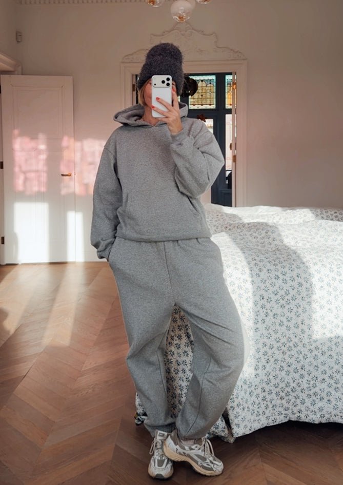 AndBloom - Classic Jogger - Grey sweatpants - Dee wearing the complete set