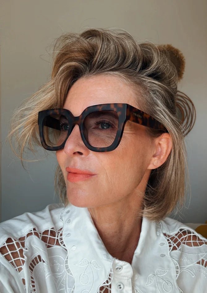 AndBloom Myrto sunglasses – lifestyle portrait with summer styling