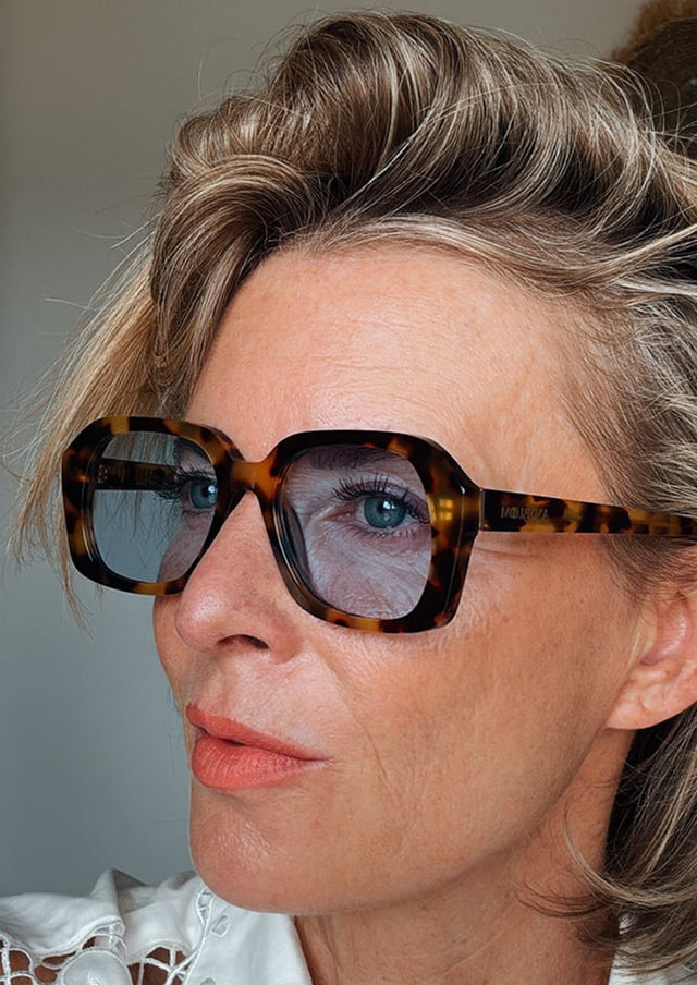 Detailed shot of Phlox sunglasses – premium  frame with AndBloom engraving, modern design for timeless women’s eyewear