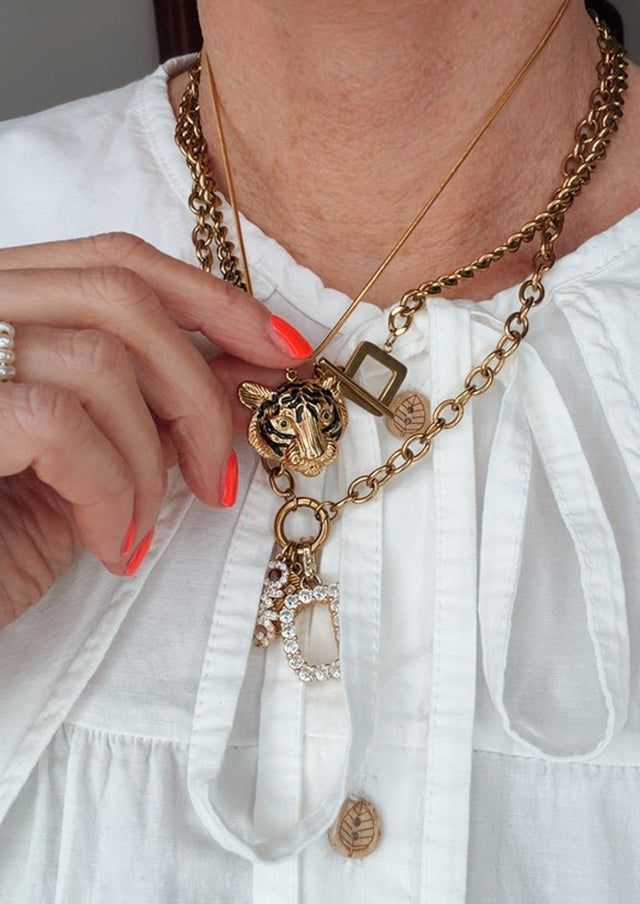 AndBloom - The Cairo - Gold plated necklace - Detailed view on model